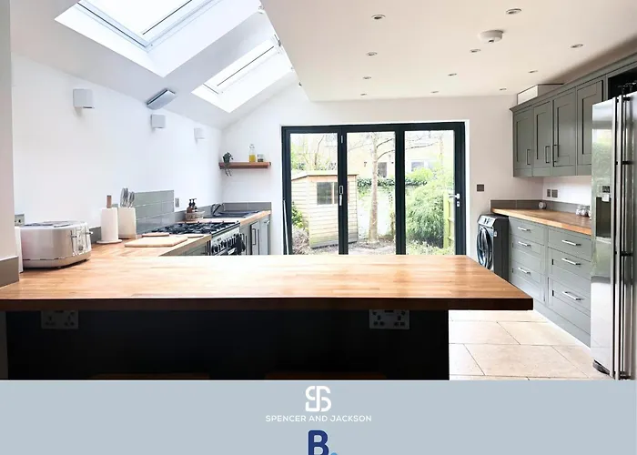 4 Bed Spacious Oxford House Near The City Centre By Spencer And Jackson Short Lets & Serviced Accommodation