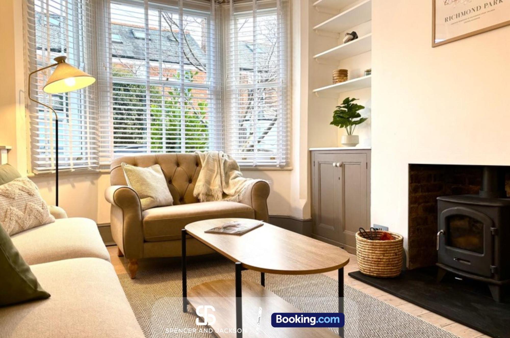 4 Bed Spacious House Near The Centre By Spencer And Jackson Short Lets & Serviced Holiday home *