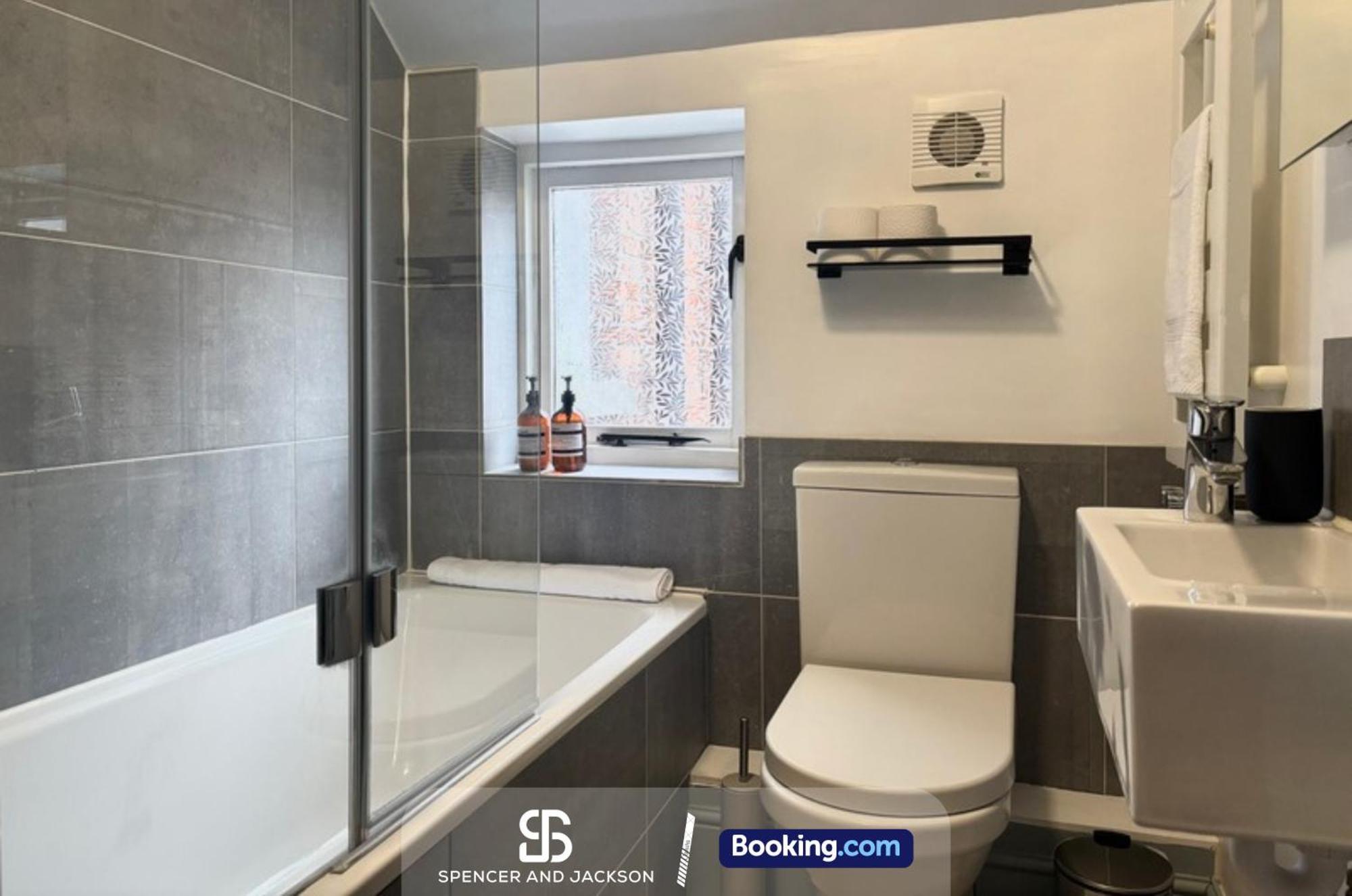 Holiday home 4 Bed Spacious House Near The Centre By Spencer And Jackson Short Lets & Serviced *