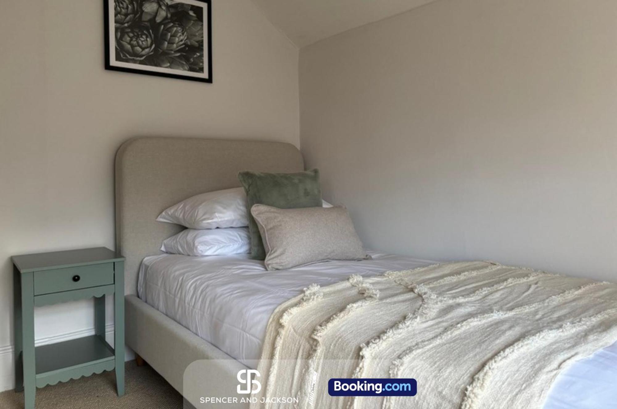 4 Bed Spacious House Near The Centre By Spencer And Jackson Short Lets & Serviced Holiday home