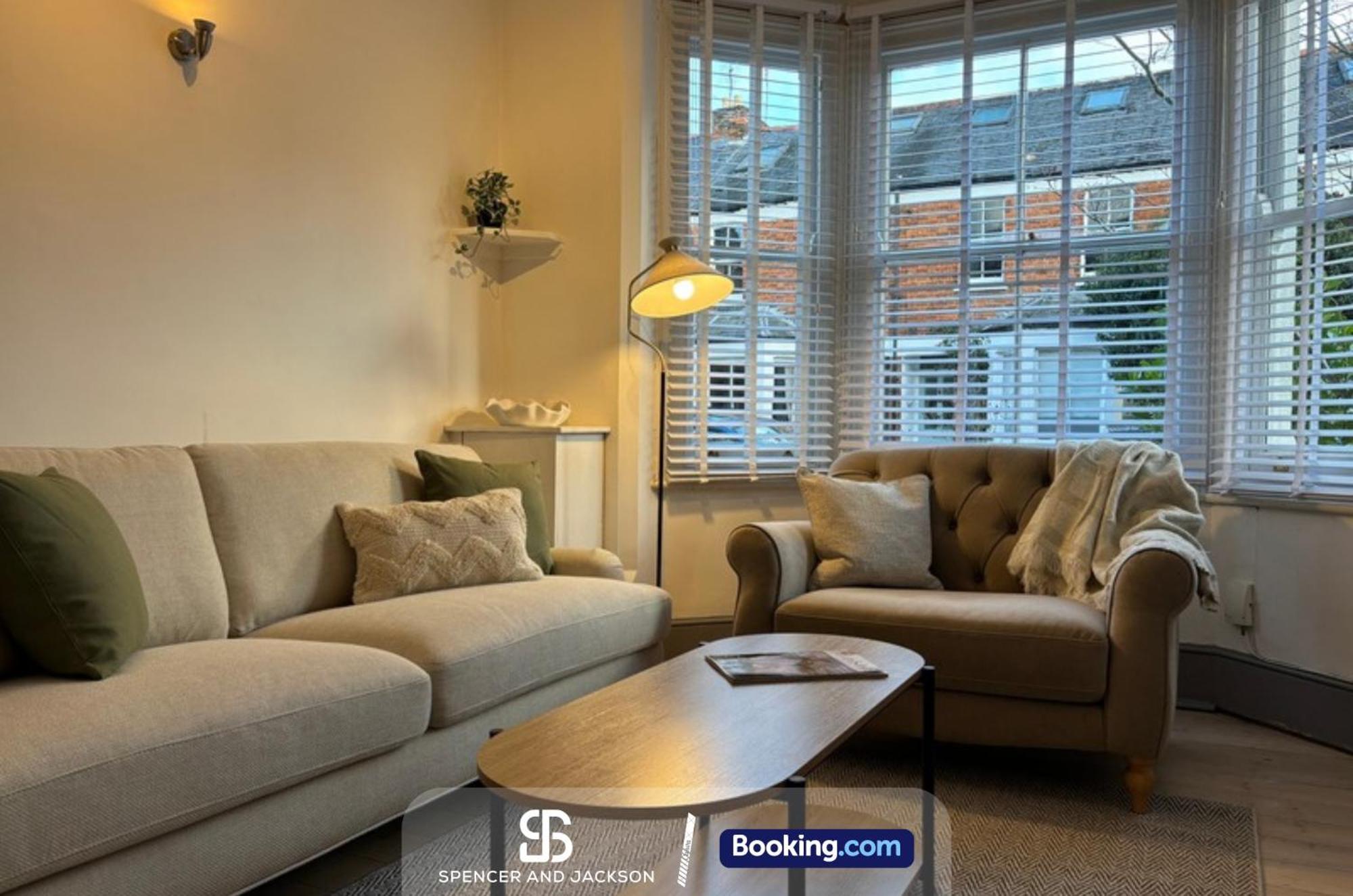 4 Bed Spacious House Near The Centre By Spencer And Jackson Short Lets & Serviced *