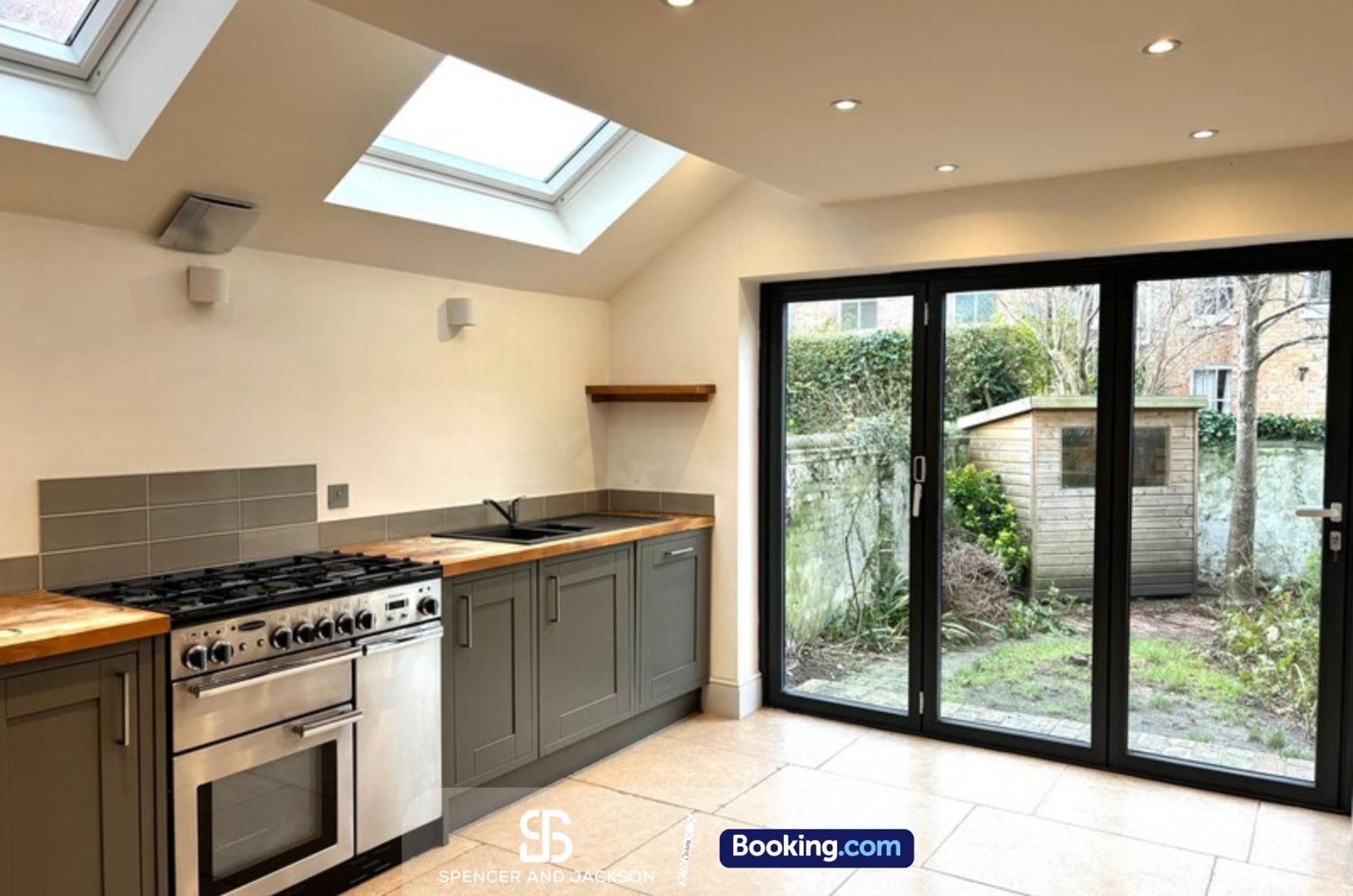 Casa de férias 4 Bed Spacious House Near The Centre By Spencer And Jackson Short Lets & Serviced