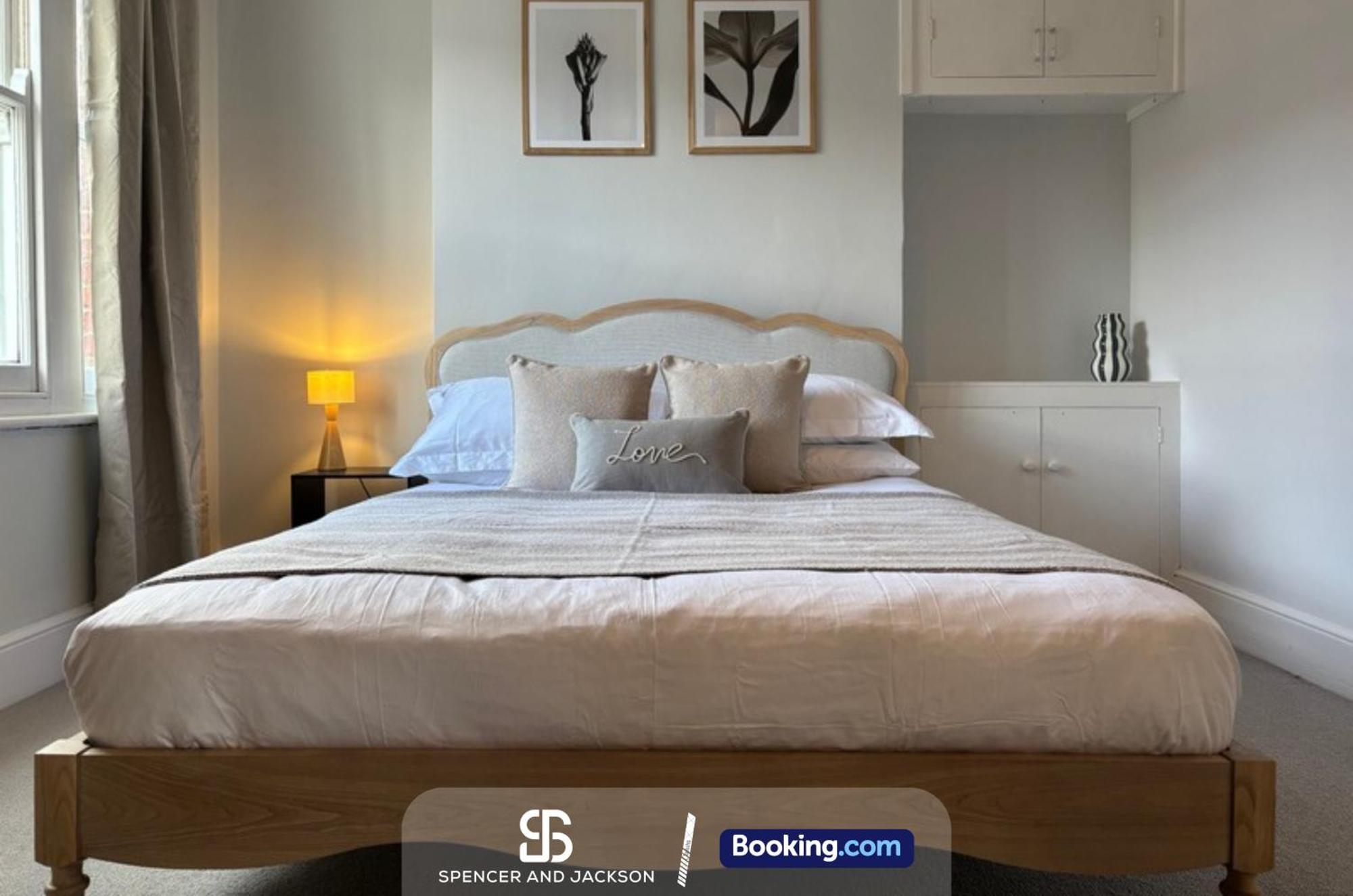 4 Bed Spacious House Near The Centre By Spencer And Jackson Short Lets & Serviced Casa de férias *
