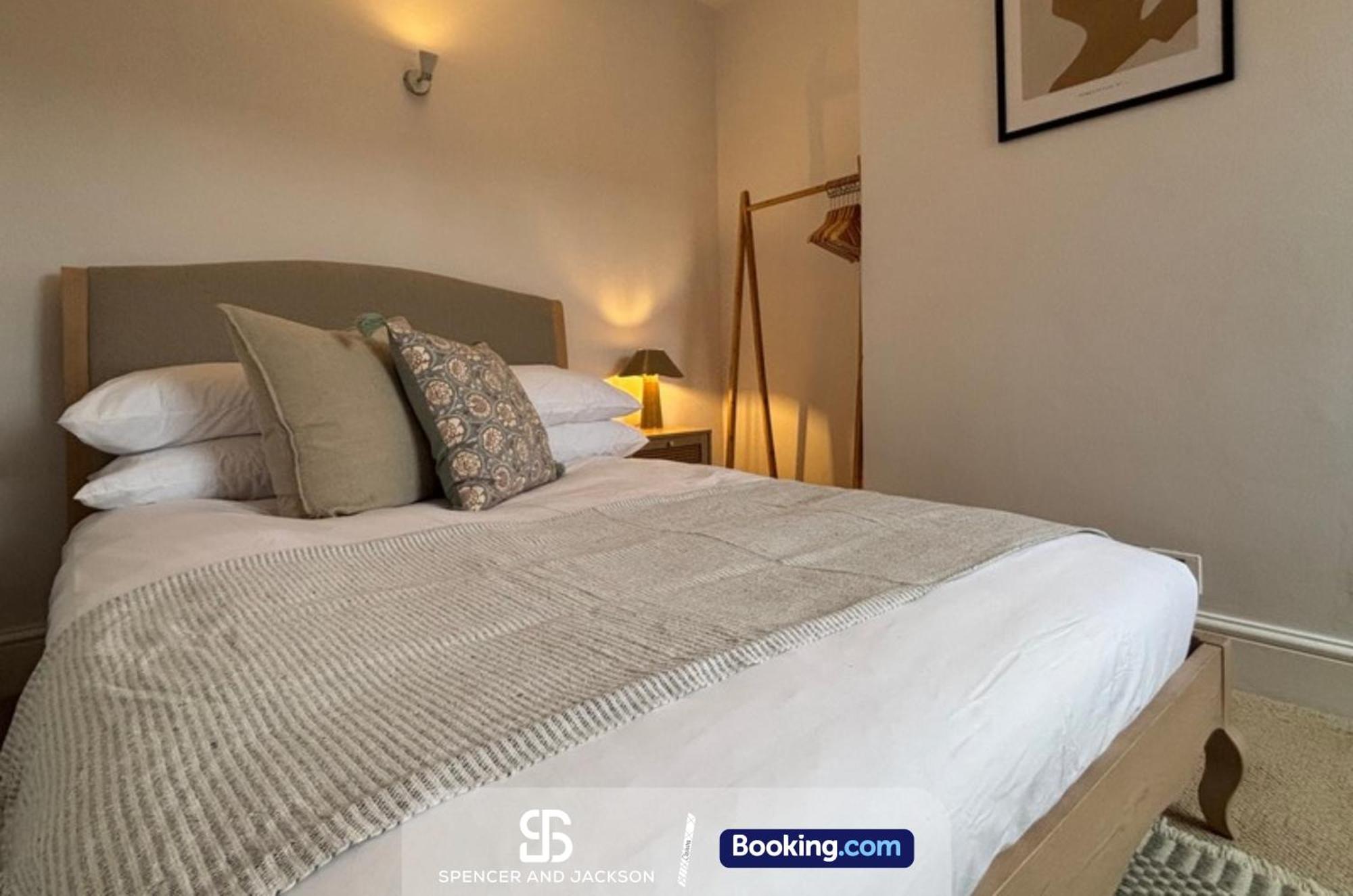 4 Bed Spacious House Near The Centre By Spencer And Jackson Short Lets & Serviced Casa de férias
